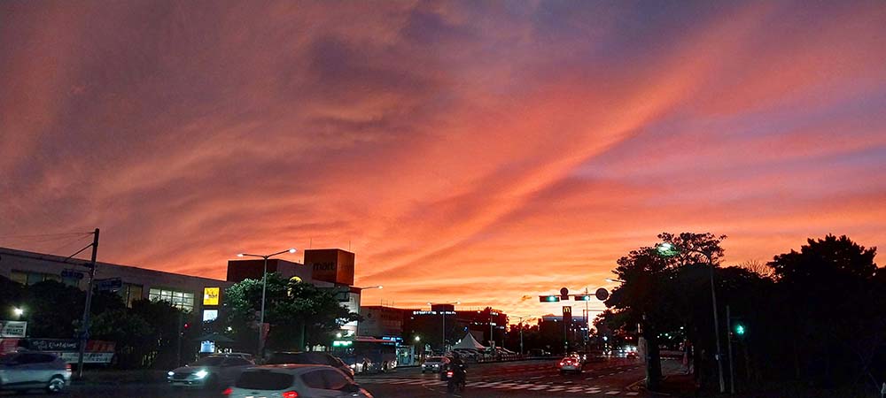 핏빛으로 물든 하늘 황혼