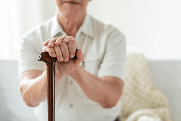 손으로-지팡이를-부여-잡으며-기력이-쇠퇴한-고령자
