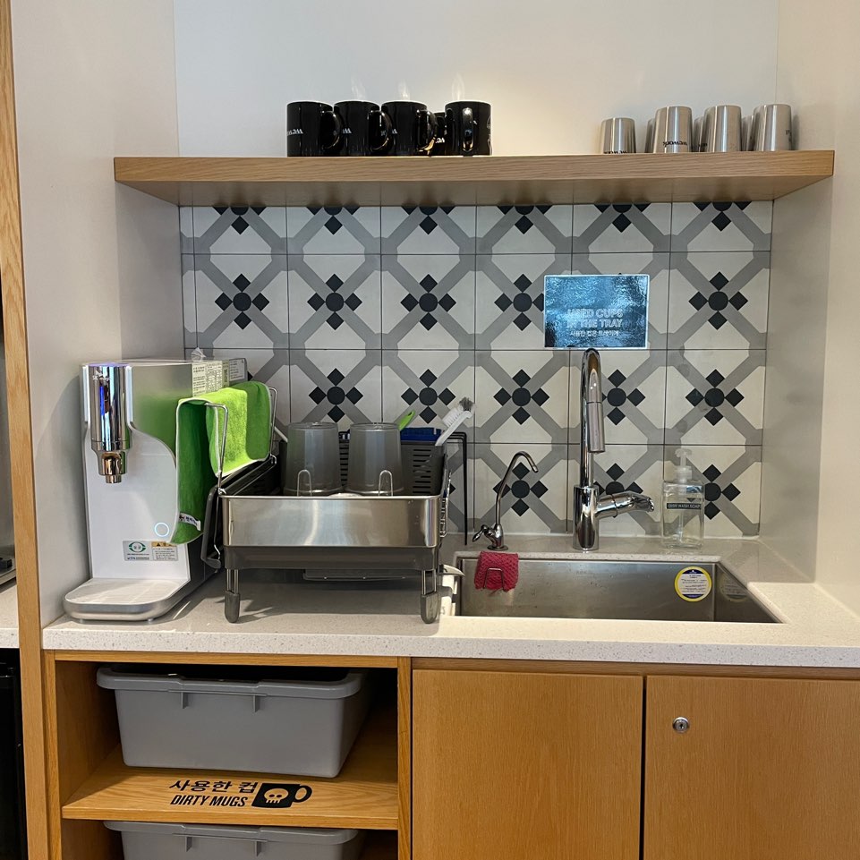 위워크 신사점 2층