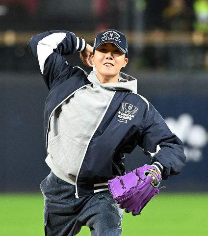 2024 KBO 한국시리즈 2차전 시구 BTS 제이홉