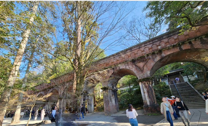 고풍스러운 벽돌 아치 수로각