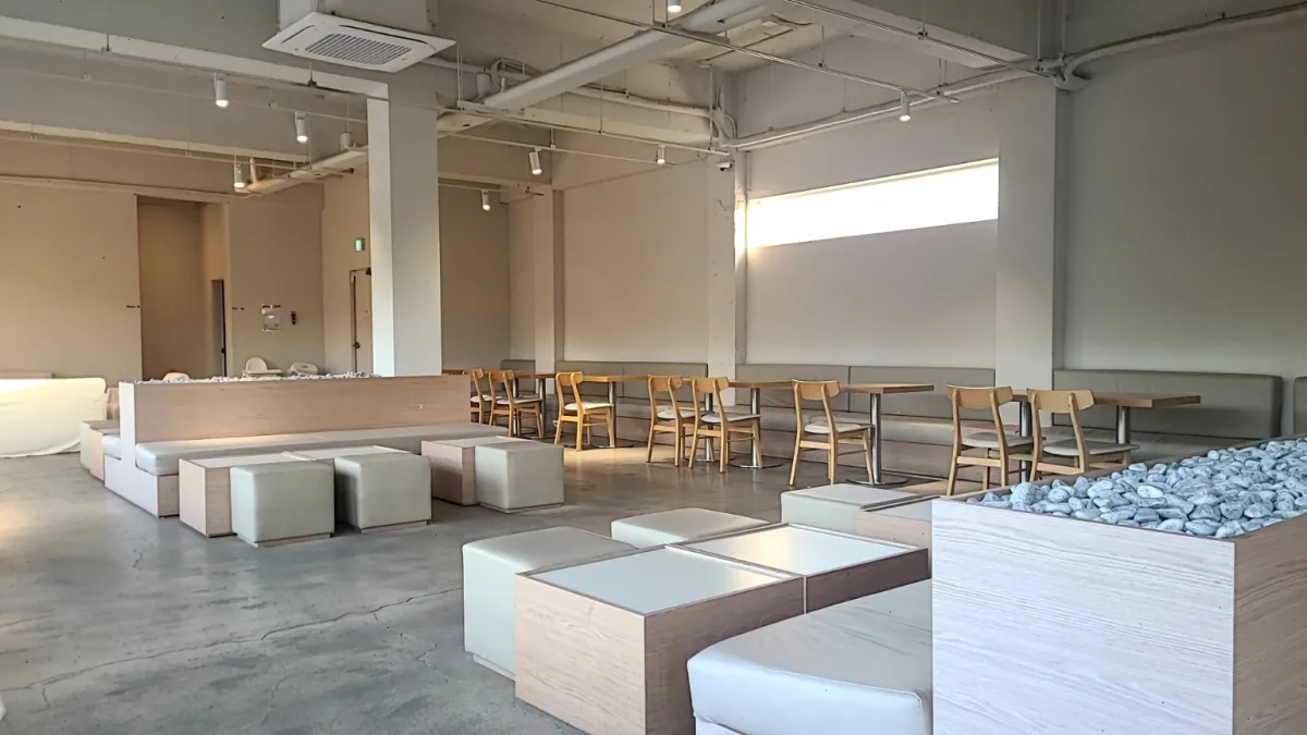 속초-보사노바카페-내부-아이보리와우드-색상의인테리어