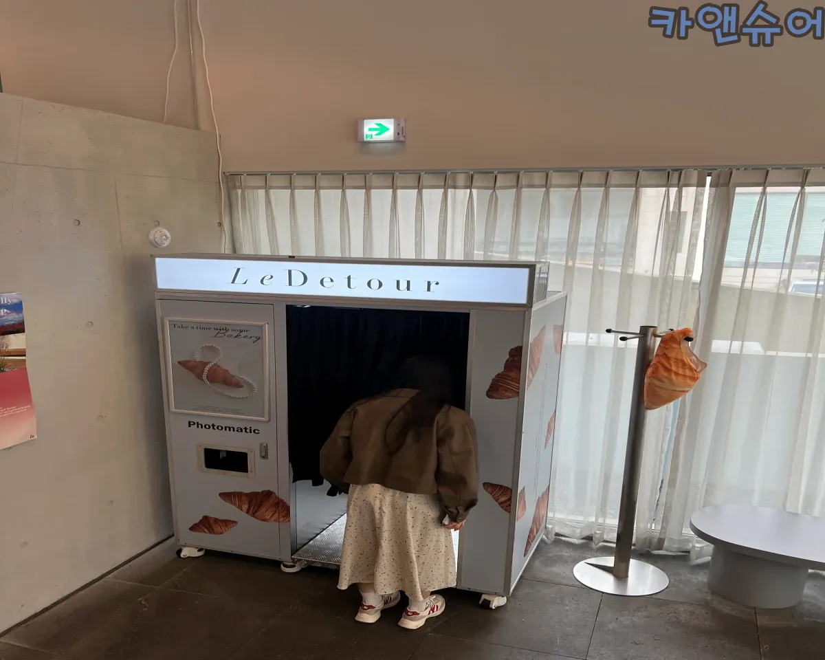 수원-카페-르디투어-2층-포토존