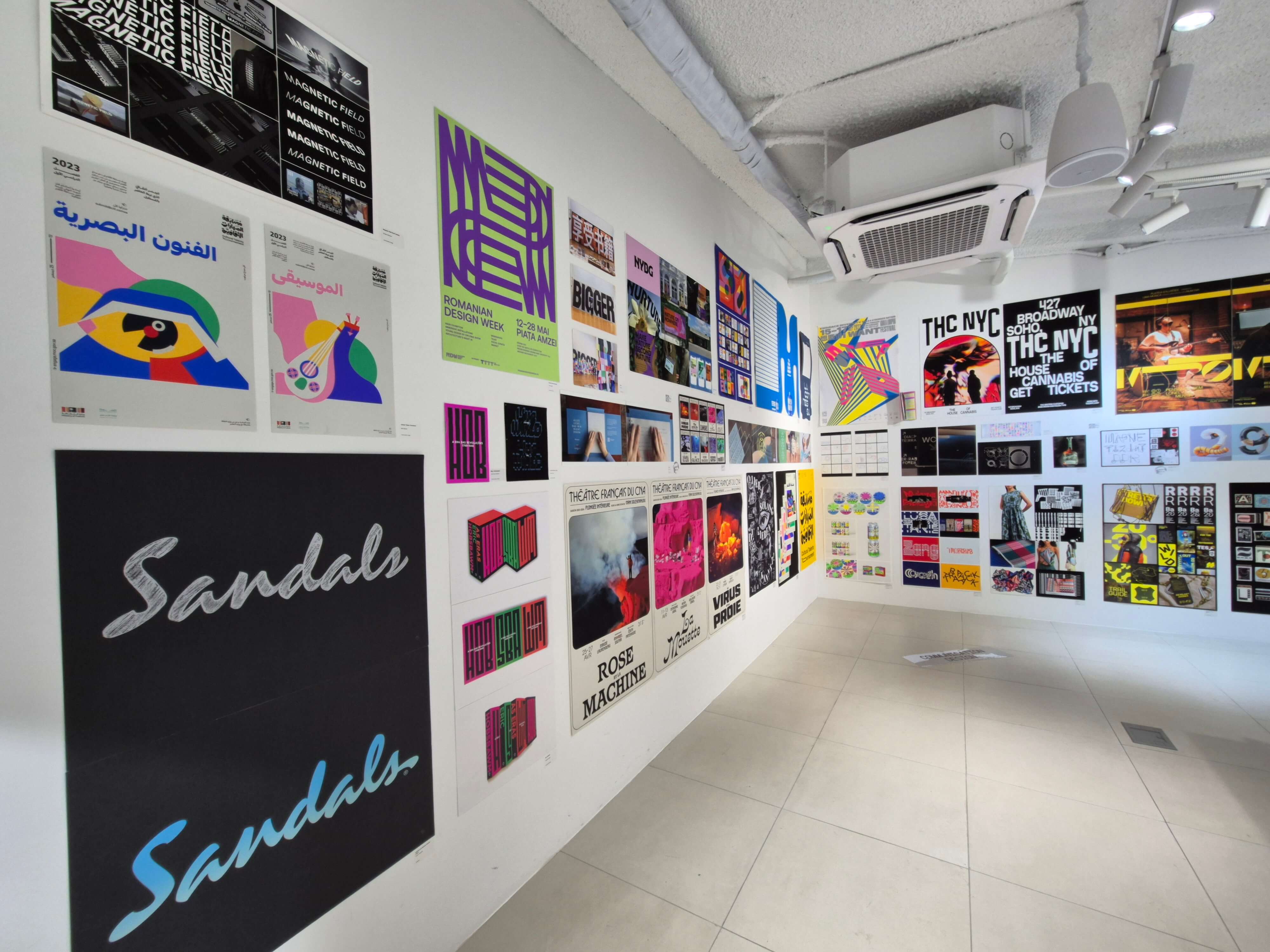 왼쪽 벽면 포스터