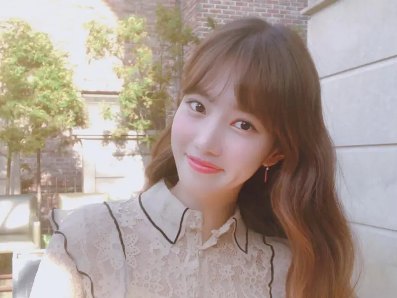 날씨 좋은 밝은 날 어느 건물 야외 정원을 배경으로 미소 짓고 있는 배우 양해지 프로필 사진