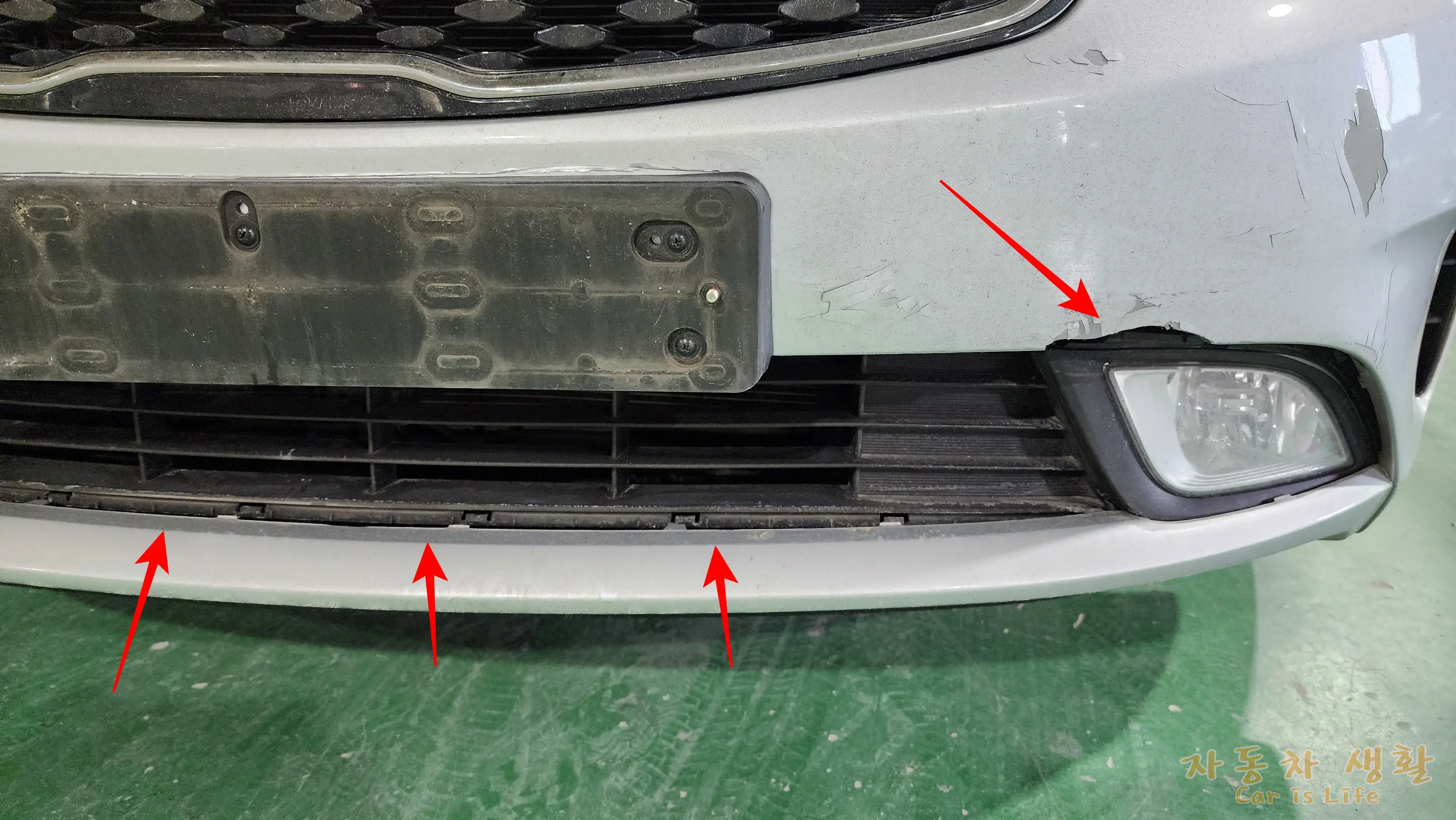 앞 범퍼 하단 그릴 파손앞 범퍼 하단 그릴 파손