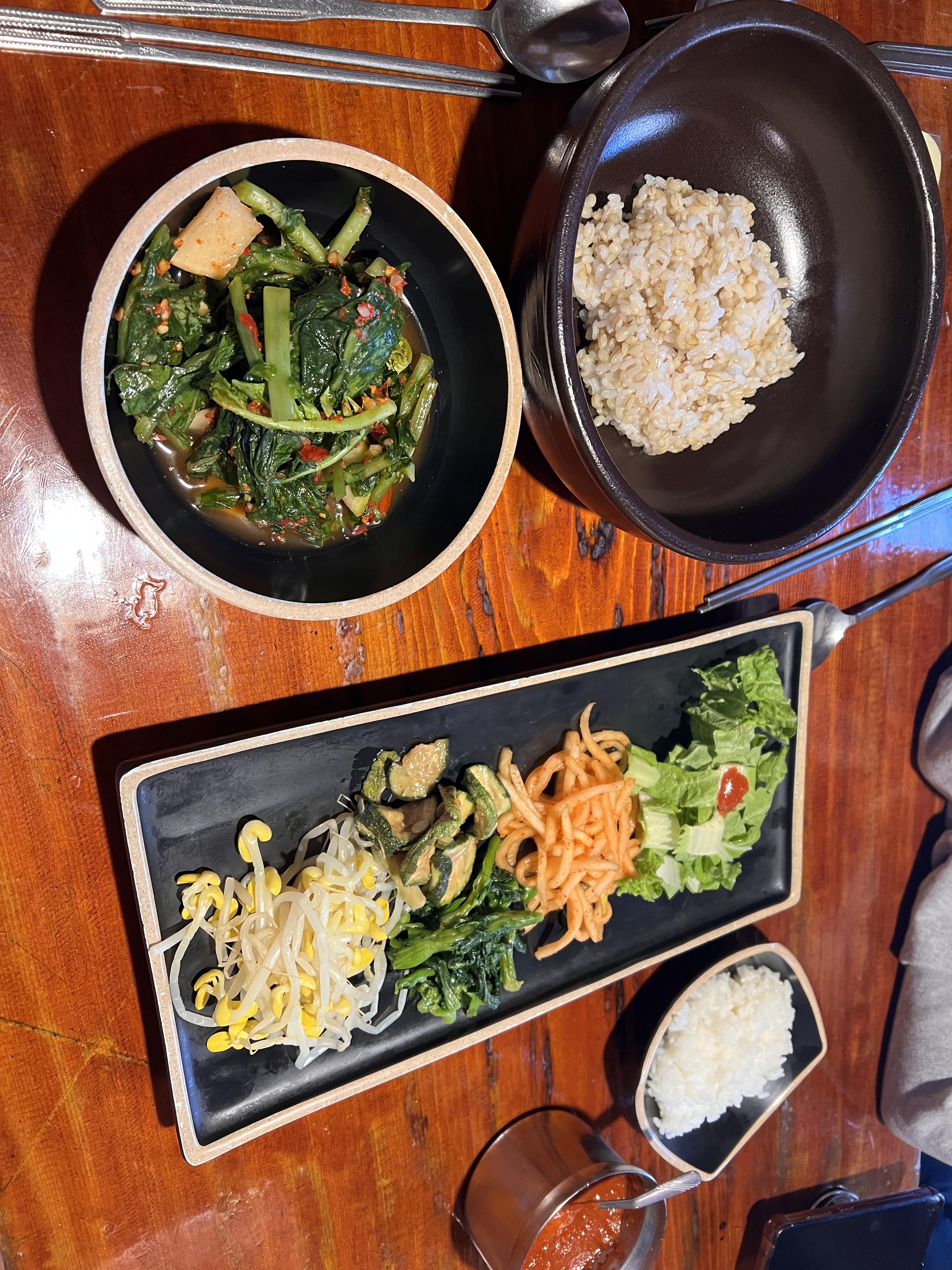 색이 참 예쁜 보리밥.