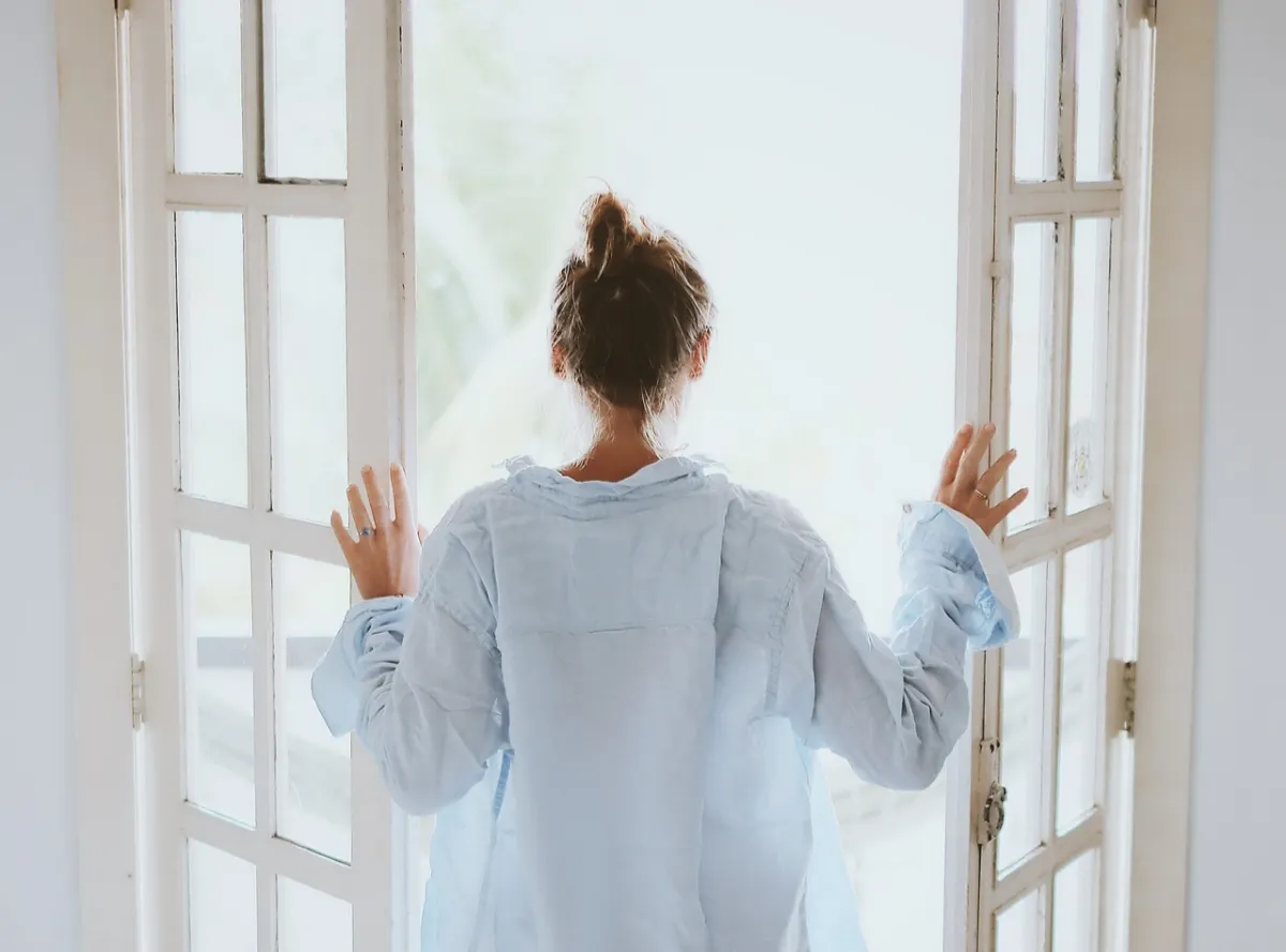 잠에서-개운하게-깨어난-여성