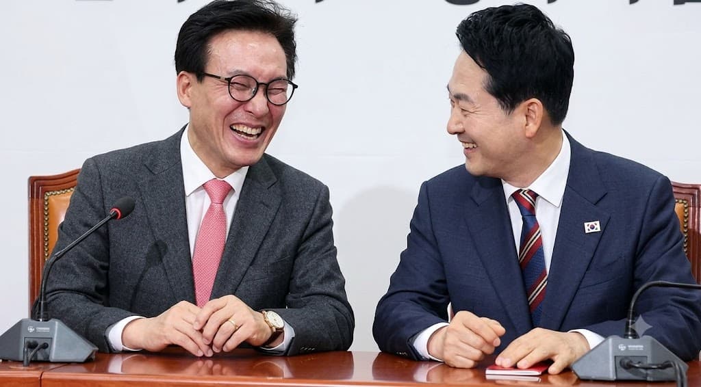 국회 접견실에서 마주 앉아 악수하는 두 정치인 실루엣, 차분한 조명, 사실적인 사진 스타일