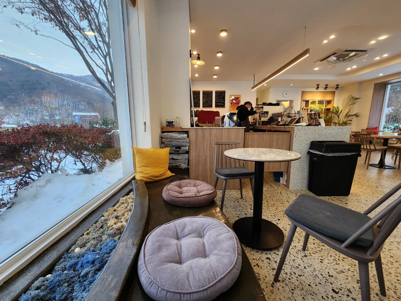 수리산-카페-숲-내부