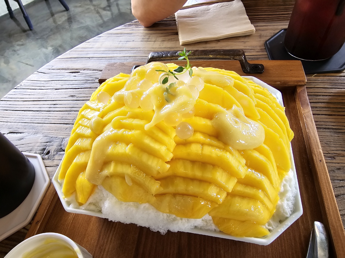 소스를 뿌린 망고빙수