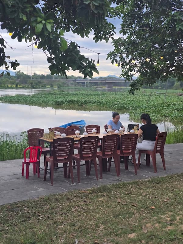 동료들은 평소보다 더 천천히 웃었고, 나는 그런 모습을 바라보며 &lsquo;지금 이 순간이 참 좋다&rsquo;고 생각했다.