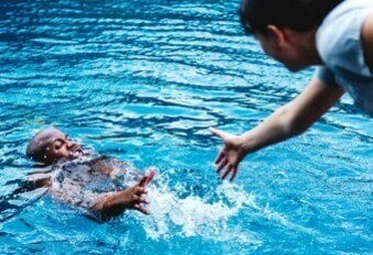 배위에서-물에-빠진사람에게-손을-아래로-내밀어-구조하는-모습