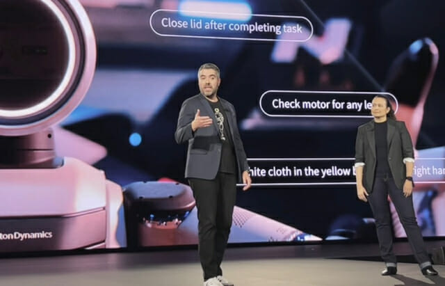 알베르토 로드리게스 보스턴다이내믹스 아틀라스 행동 디렉터(왼쪽)와 캐롤리나 파라다 구글 딥마인드 로보틱스 총괄(오른쪽)이 5일(현지시간) 미국 라스베이거스 만달레이베이 컨벤션센터에서 열린 CES 2026 미디어데이에서 발표하고 있다.