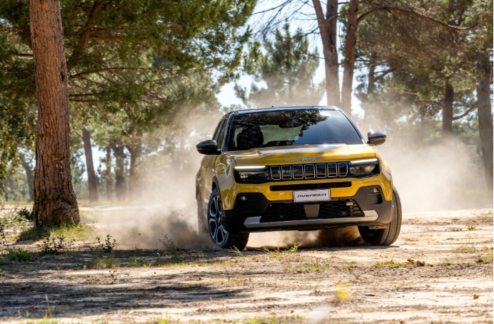 흙위를 달리는 지프 어벤저