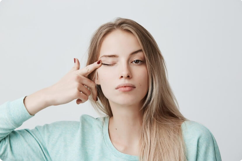 황색판(눈꺼풀 지방침착)을 설명하는 모습