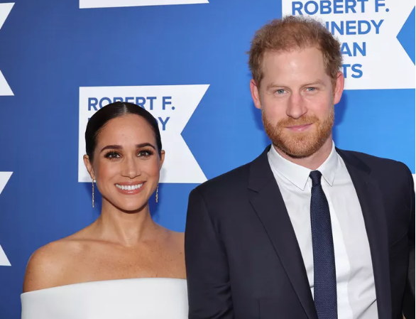 환하게 웃고 있는 해리 왕자와 메건 마클 부부