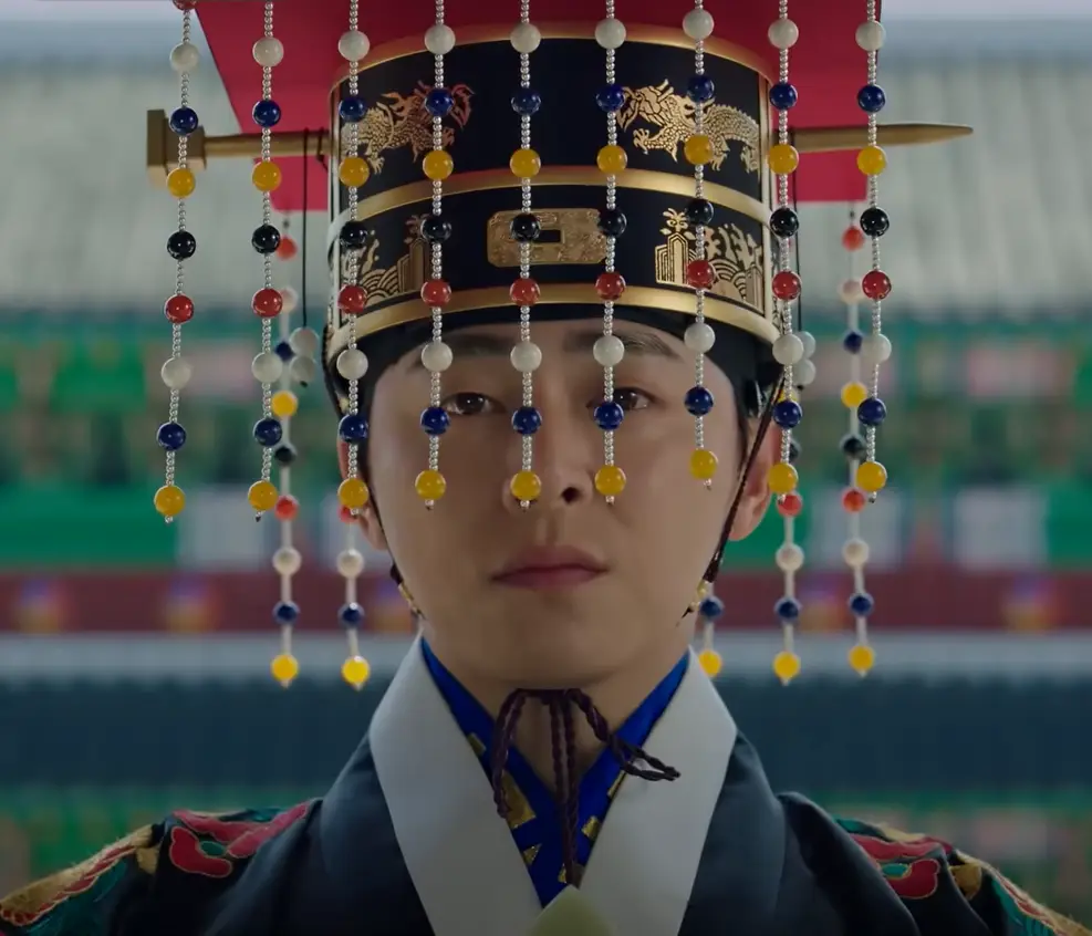 세작- 왕 가례모를 쓰고 대관식을 치르는 조정석