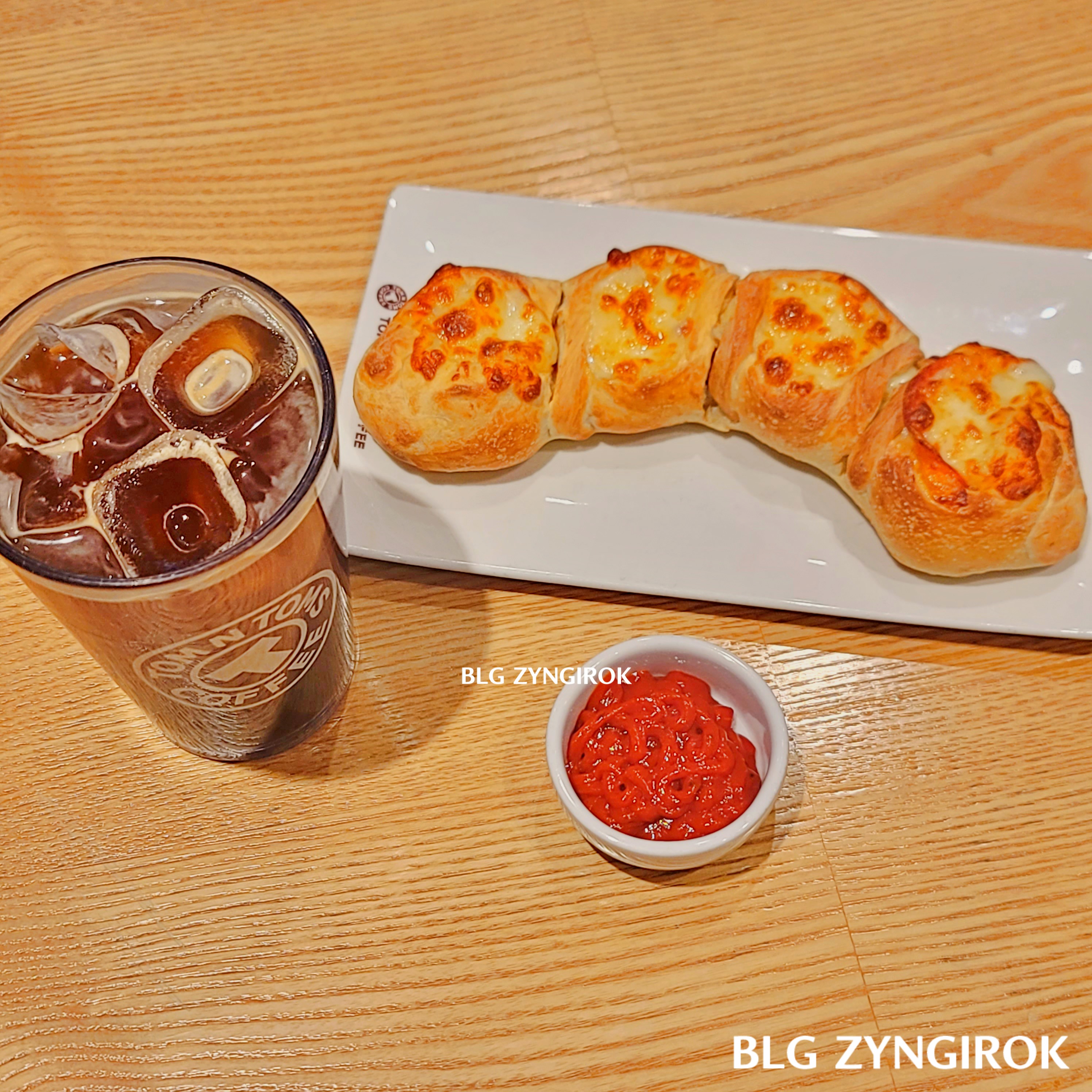 탐앤탐스 페퍼로니 프레즐 아메리카노 세트 모습이다.