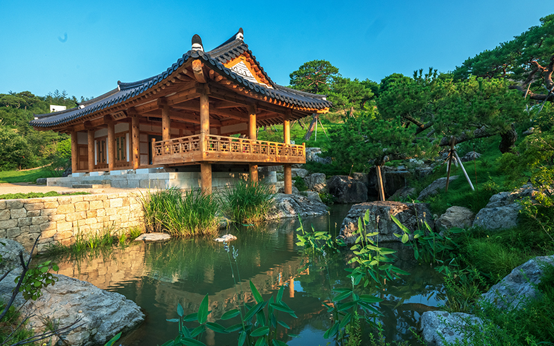 사유원 건축물인 유원으로 연못에 정자가 띄워져 있는 모습