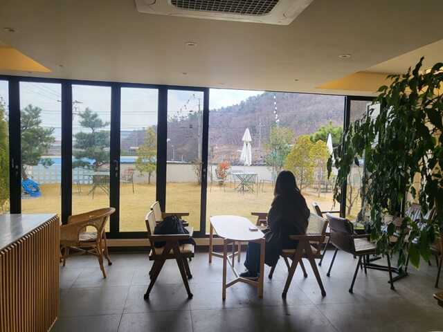 카페 기록&#44; 유리통창의 마당뷰