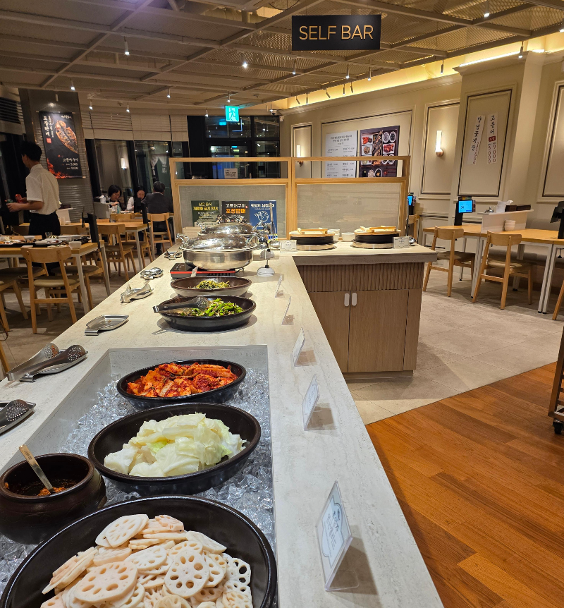 셀프바에 음식들이 있다.