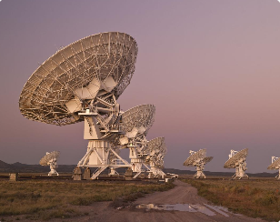 전파망원경이 우주 신호를 관측하는 모습