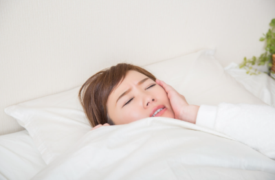 자고 있을 때 이를 악무는 원인