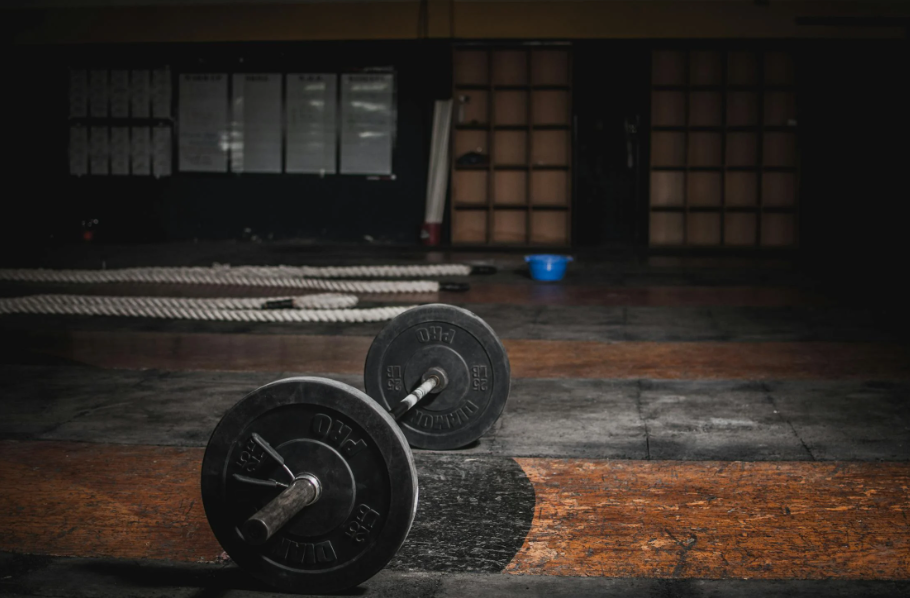 조용한 체육관 속에 운동 도구들