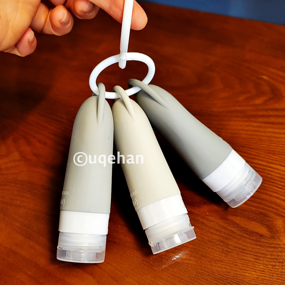 제품에 들어있는 o자 고리에 제품들을 한번에 걸었다. 그 o자 거리를 S자 고리에 걸었다. 걸어둘 수 있다.