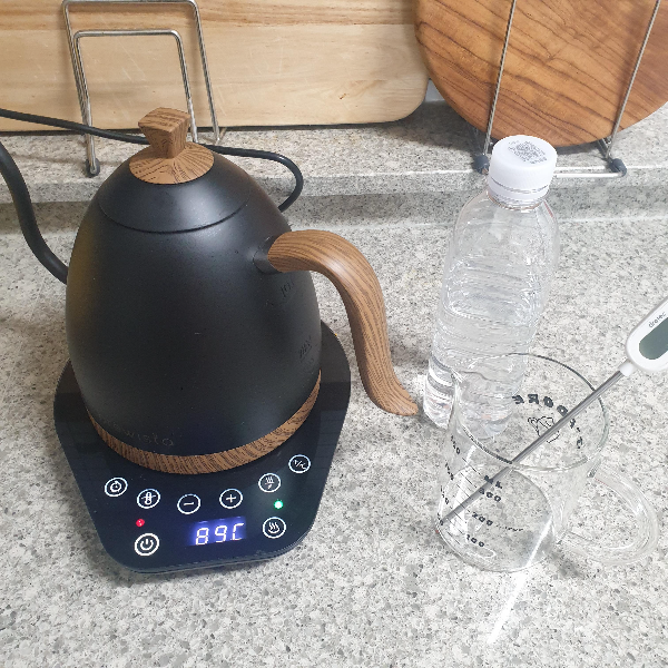 하리오 스위치를 이용한 커피 추출 레시피: feat. 테츠 카츠야_70℃ 물 준비하기