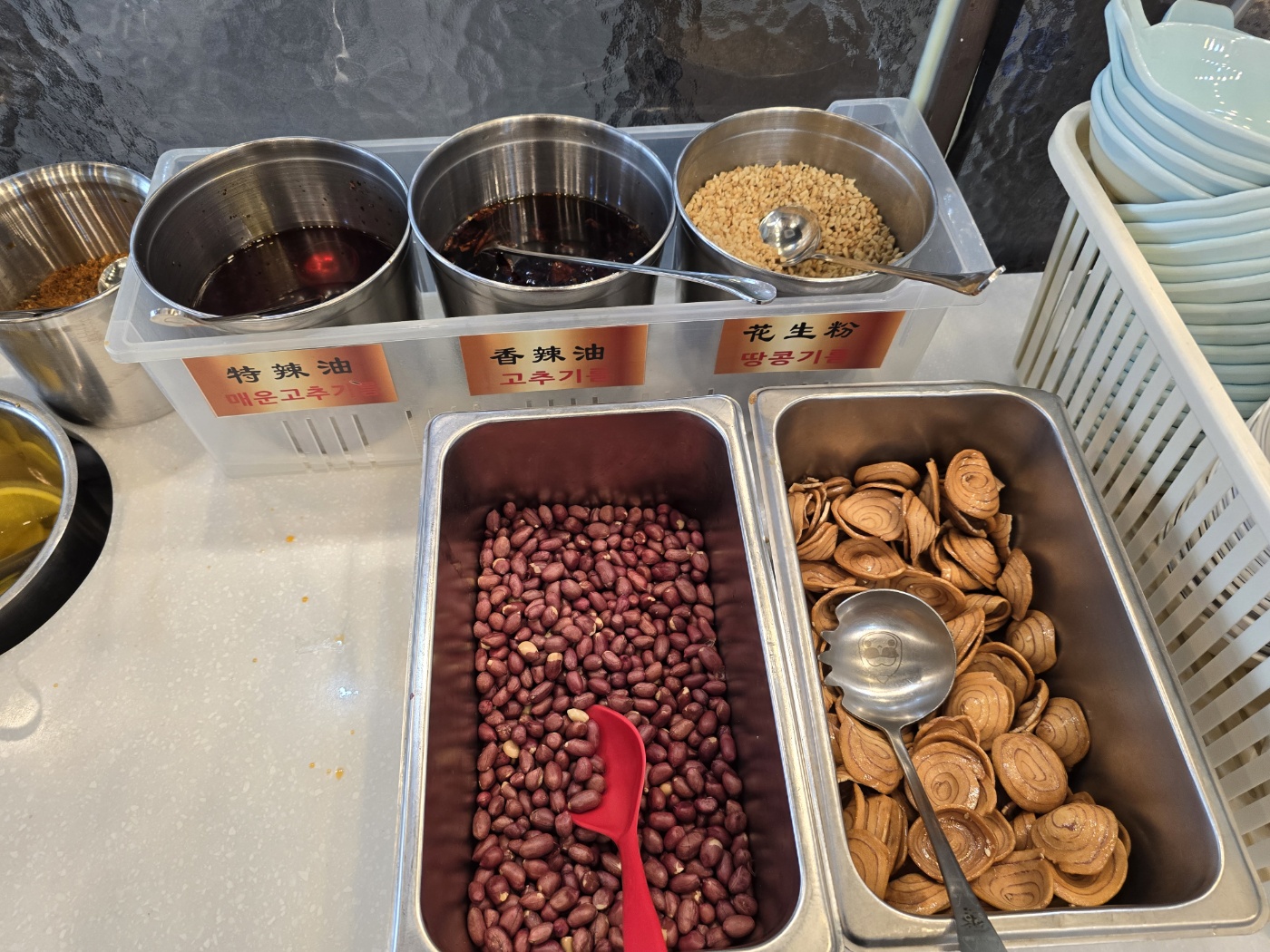 셀프바에는 각종야채와 해산물 두부종류 피시볼 면 등등 