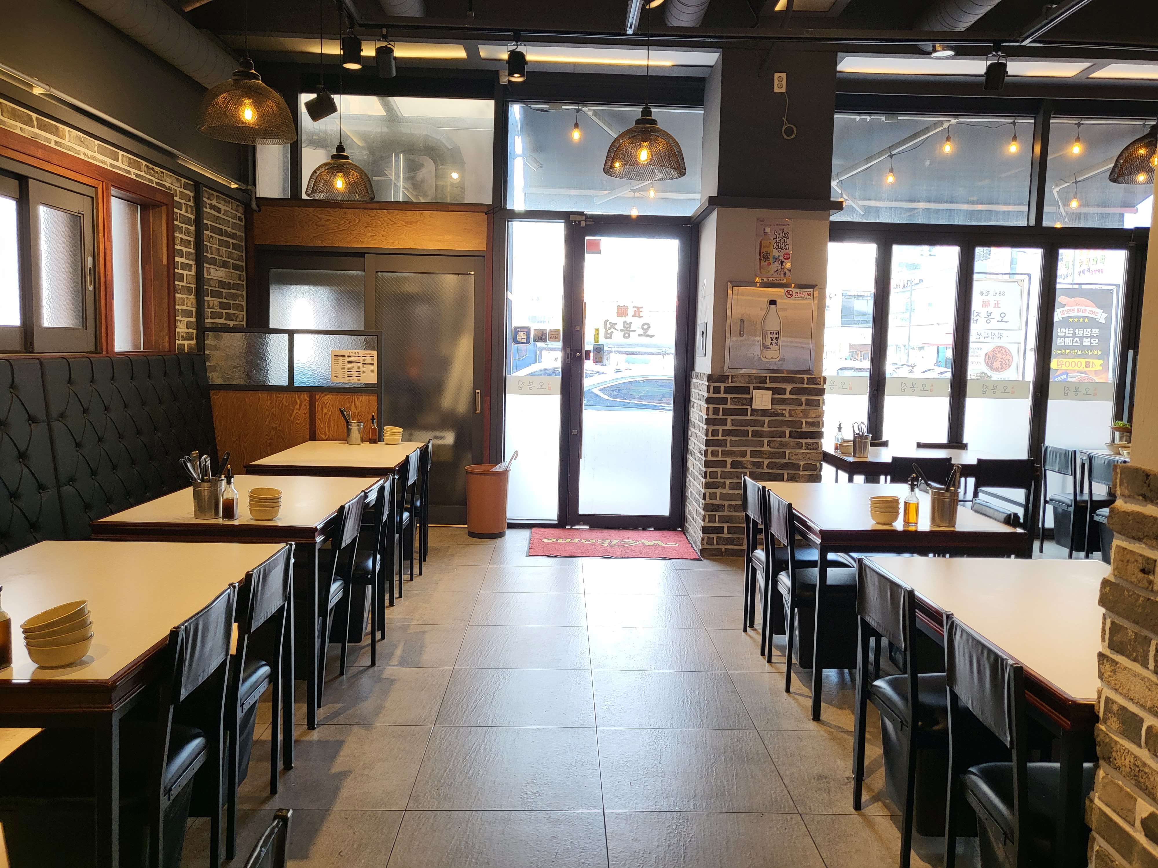 시흥 오봉집 - 입구쪽 내부