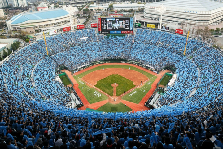 사직구장 관중석이 꽉 찬 모습과 롯데 응원 물결