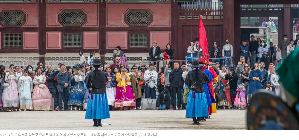 "완전 힙해요”...경복궁 찍고 청와대로 VIDEO: Seoul tour hot course: Gyeongbokgung