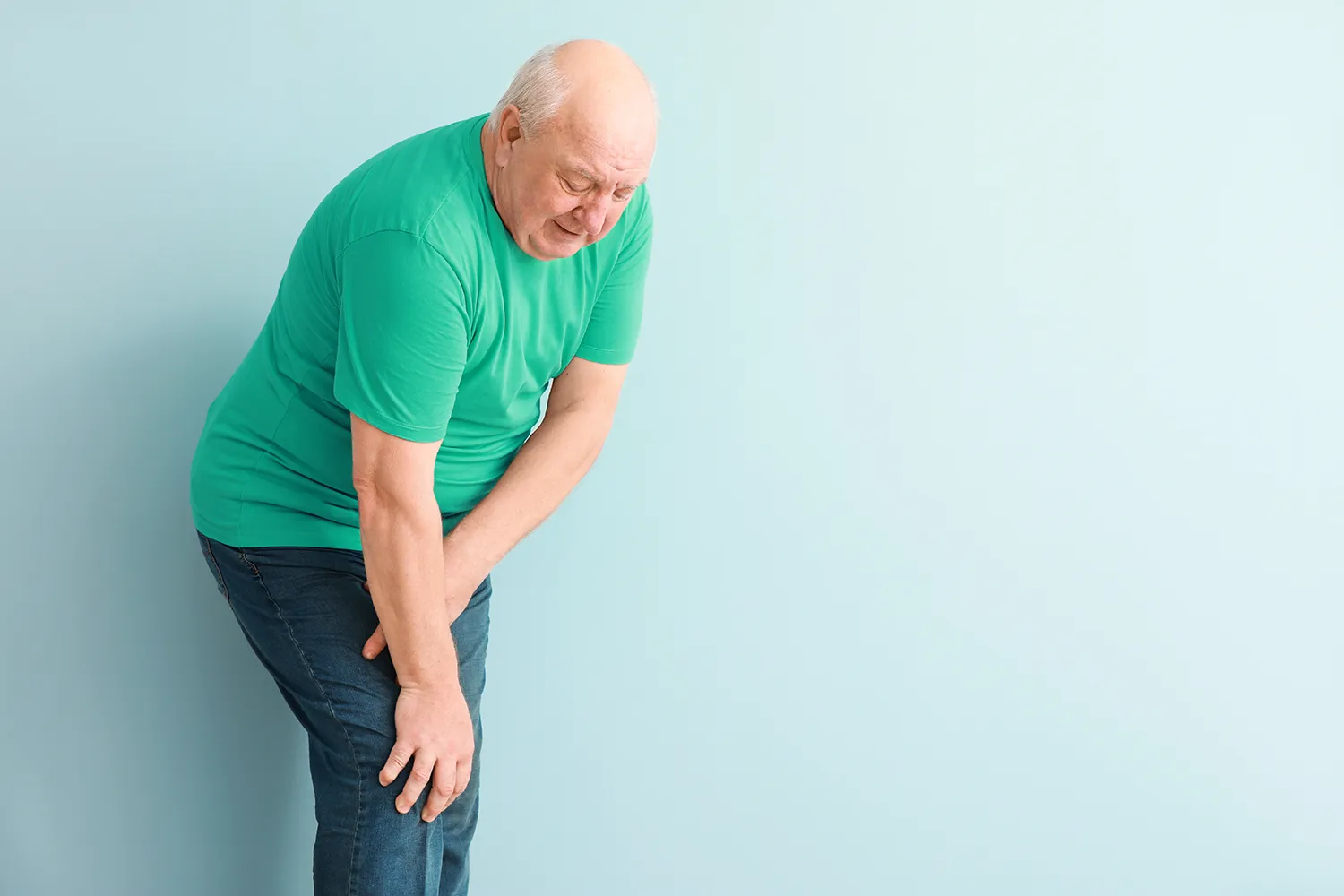 무릎 통증으로 고통받는 노인