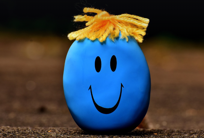 뇌 발달에 영향을 미치는 심리적 요인, 파란색 스마일 모형이 노란색 머리가 있는데 웃고 있는 모습의 사진