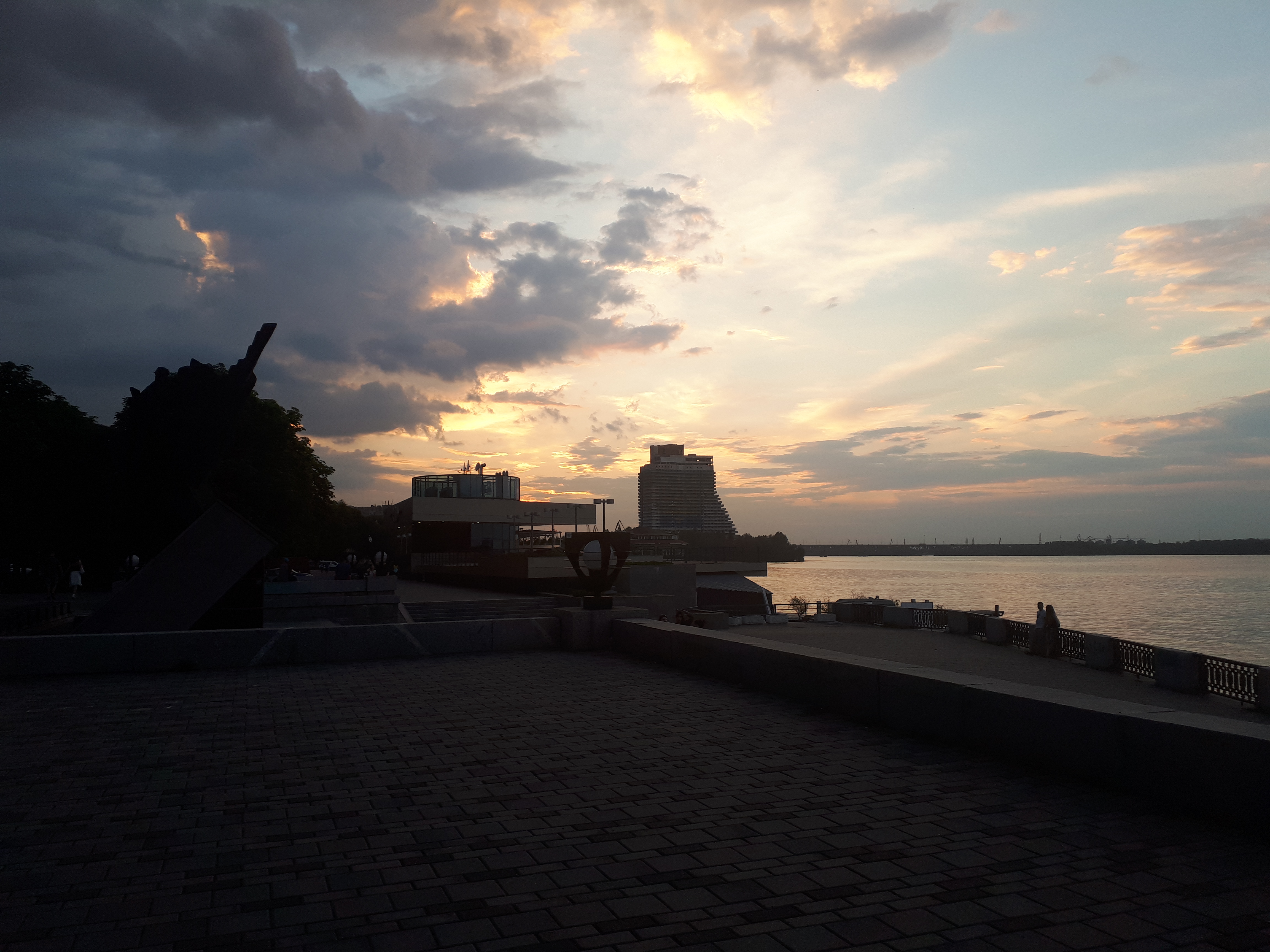 우크라이나 드니프로 강변 야경