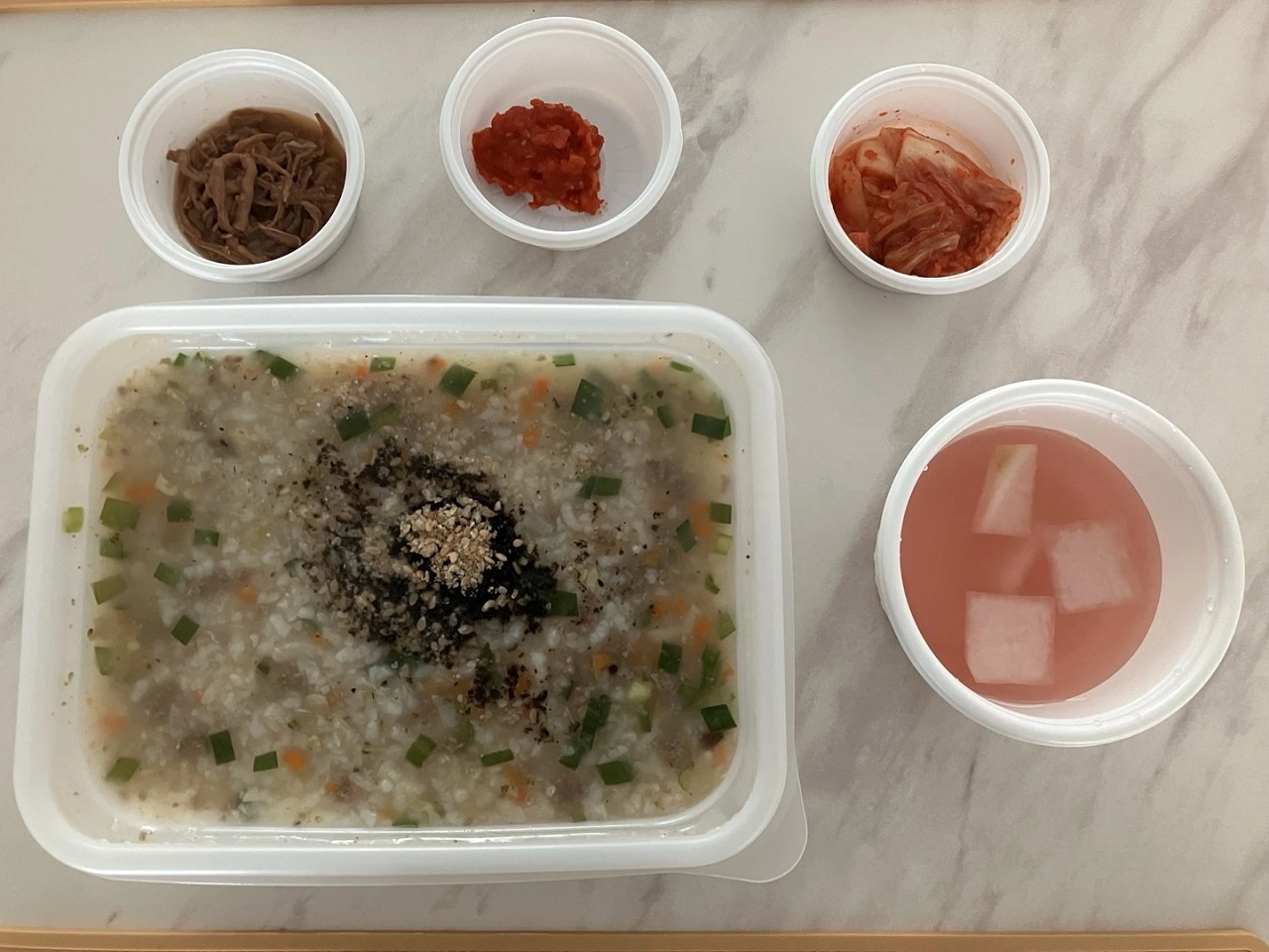야채-죽과-반찬-사진