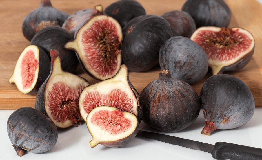 변비에 좋은 과일 무화가 여러개가 반으로 잘라져 놓여 있다