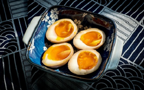 사각 접시에 담긴 계란은 두 개이고 반으로 잘랐기 때문에 총 4조각의 계란장. 간장 양념에 재워 두었기 때문에 겉 부분이 갈색이고 노른자는 반숙보다 덜 익혀 촉촉해 보인다.