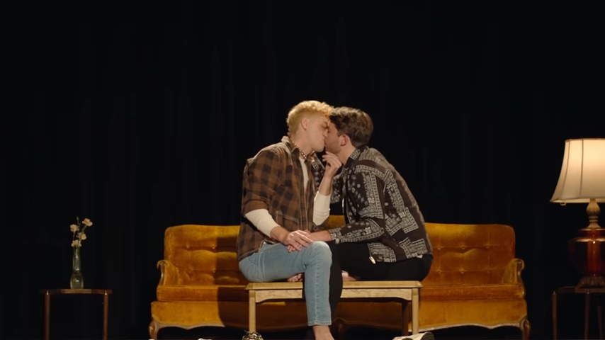 미취학아동 동성애 뮤직비디오 원어민 강사