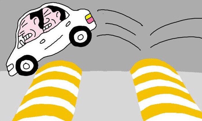 높은 방지턱 두 개를 힘겹게 넘어가는 승용차가 그려진 일러스트이다.