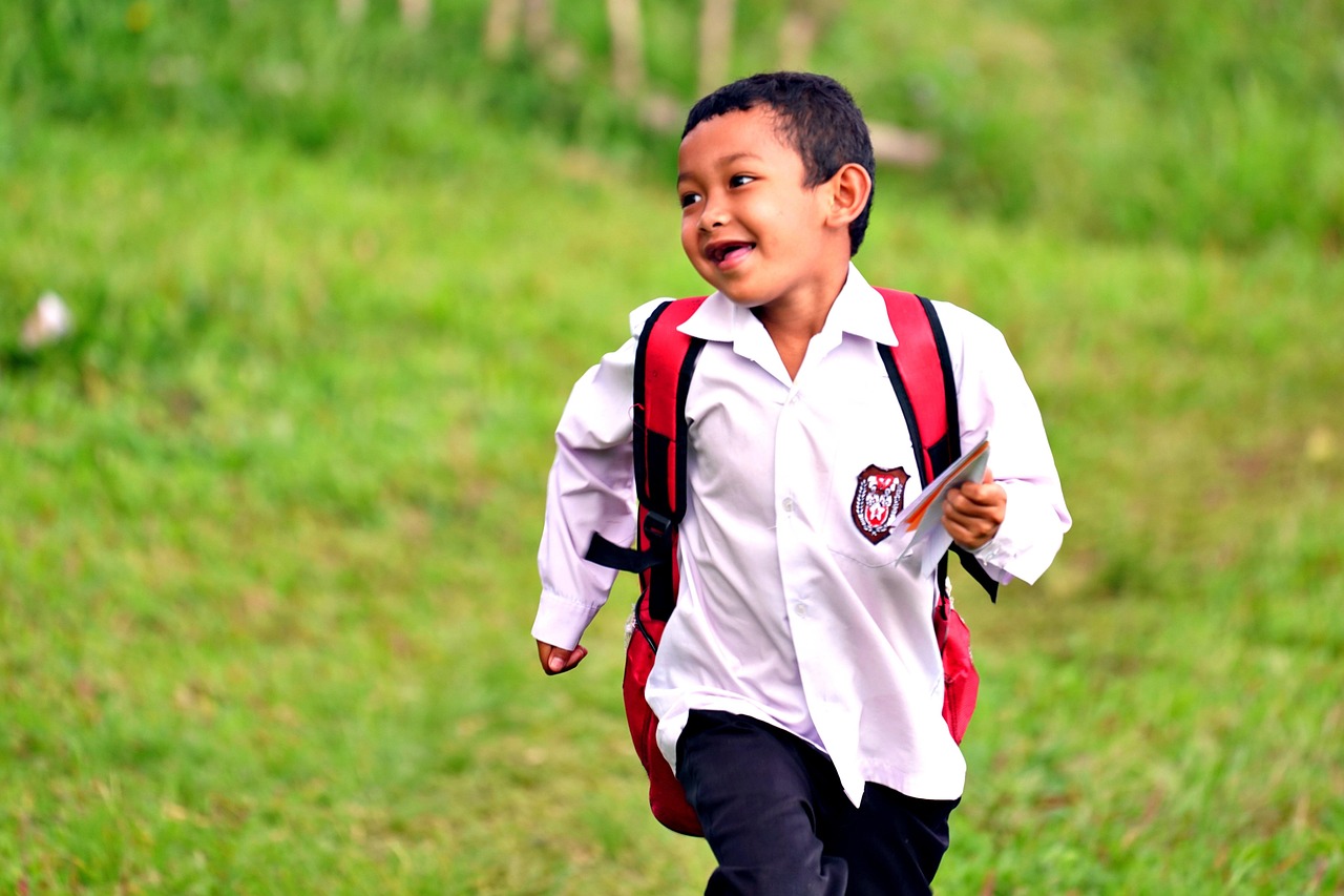교복입고 뛰고 있는 남학생