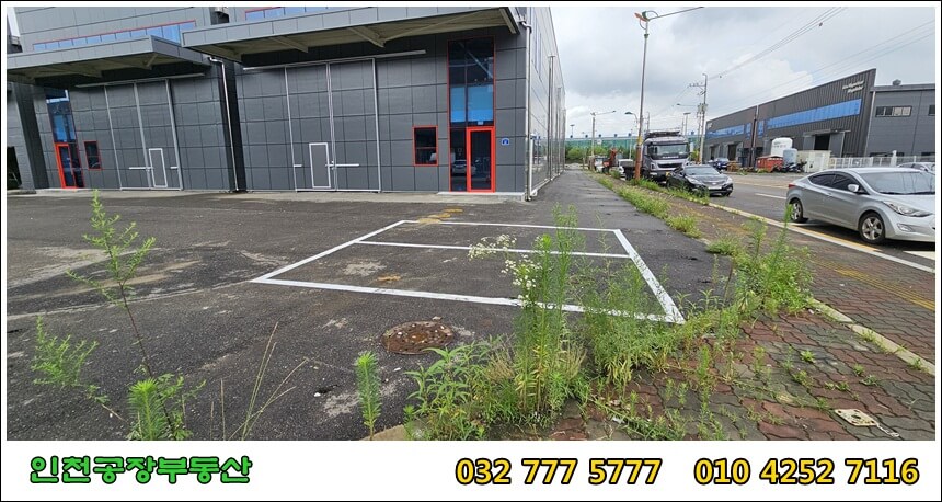 인천 신축 창고 임대 매물 현장 사진 - 건물 측면에도 마련된 넉넉한 주차공간