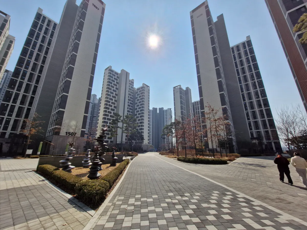 커다란-야외공간이-매력적인-아파트-단지-내부