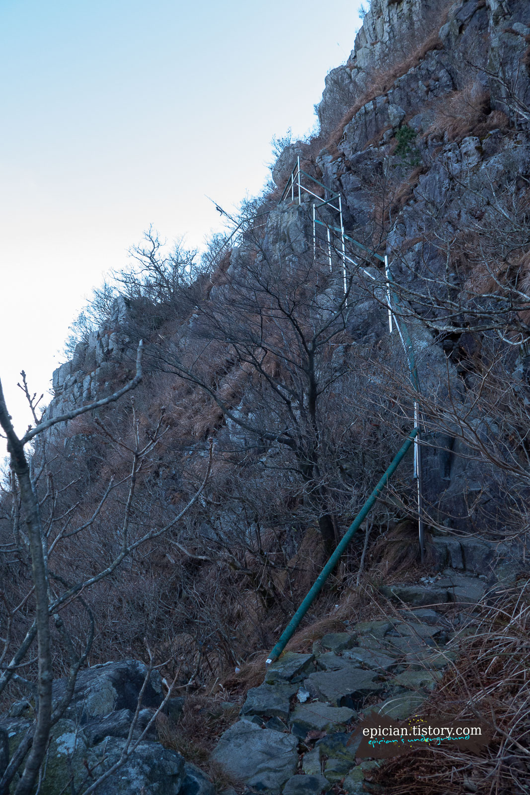 바위 절벽에 세워진 안전난간