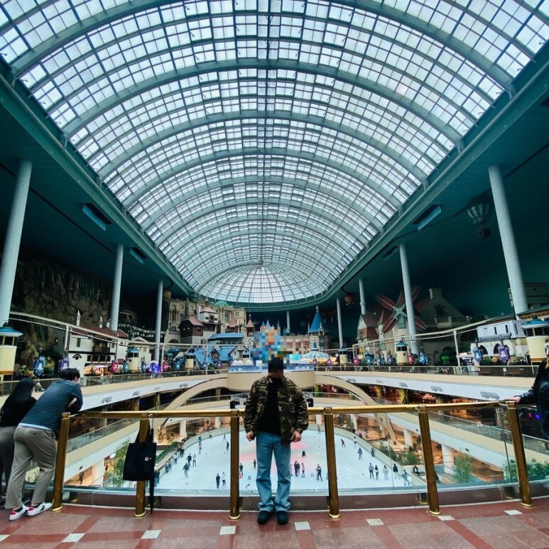 데일리룩(오뭘입) 위캔더스 카모 카고 자켓, 어커버 반팔 티셔츠, 토피 와이드 데님 팬츠 연청, 뉴발란스 410v5 블랙, 남자데일리룩, 남자데일리코디, 남자데일리패션, ootd