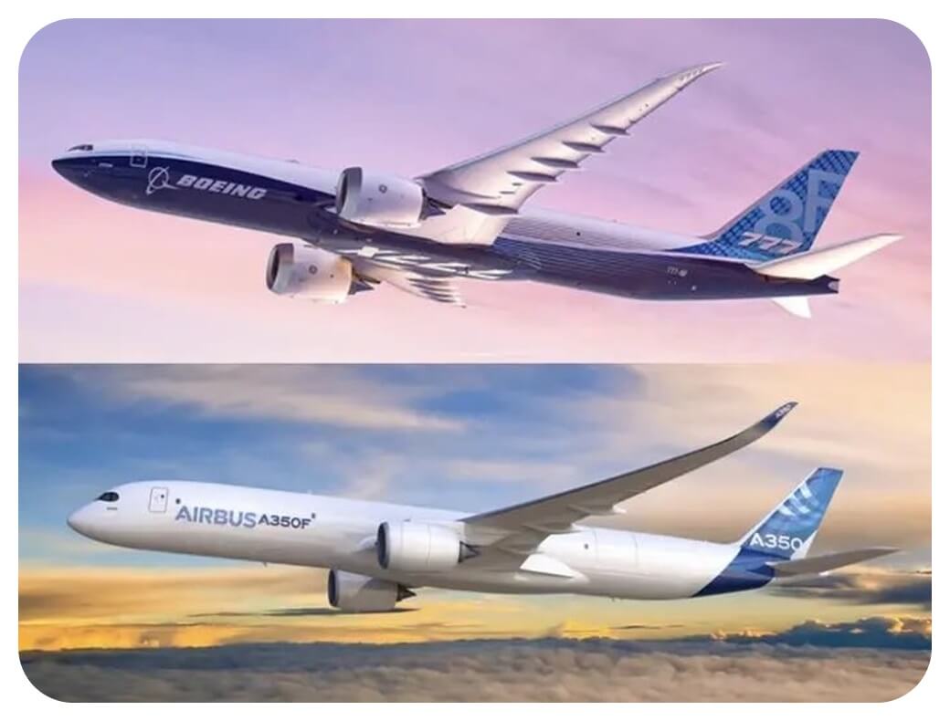 보잉 B777XF와 에어버스 A350F 화물기가 하늘을 날고 있는 모습을 찍은 사진