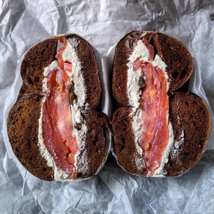 크림치즈를 넣은 베이글